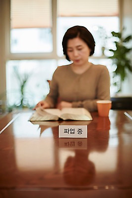 포토 JPG 응시 여자 중년 50대 중년라이프 실내 한명 앉기 상반신 앞모습 아웃포커스 책 컵 독서 한국인 책상 시위 파업 중년여자한명만 국내포토 1 라이프스타일 식기 시선 뷰포인트 가구 비즈니스 모션 촬영기법 사람 동양인 성인 내부 여자한명만 중년여자만 파일형식