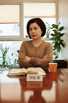 포토 JPG 여자 중년 50대 중년라이프 실내 한명 앉기 상반신 앞모습 아웃포커스 책 컵 팔짱 한국인 시위 파업 중년여자한명만 국내포토 1 라이프스타일 식기 뷰포인트 비즈니스 모션 촬영기법 사람 동양인 성인 내부 여자한명만 중년여자만 파일형식