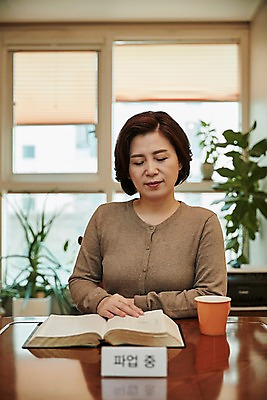 포토 JPG 응시 여자 중년 50대 중년라이프 실내 한명 앉기 상반신 앞모습 아웃포커스 책 컵 독서 한국인 시위 파업 중년여자한명만 국내포토 1 라이프스타일 식기 시선 뷰포인트 비즈니스 모션 촬영기법 사람 동양인 성인 내부 여자한명만 중년여자만 파일형식