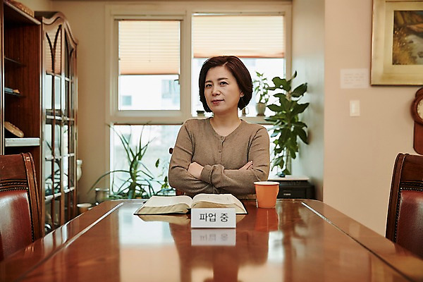 포토 JPG 여자 중년 50대 의자 중년라이프 식탁 실내 한명 앉기 상반신 앞모습 아웃포커스 책 컵 팔짱 한국인 시위 파업 중년여자한명만 국내포토 1 라이프스타일 식기 뷰포인트 가구 비즈니스 모션 탁자 촬영기법 사람 동양인 성인 내부 여자한명만 중년여자만 파일형식