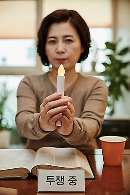 포토 JPG 여자 중년 50대 촛불 중년라이프 식탁 실내 한명 들기 앉기 상반신 앞모습 아웃포커스 책 컵 한국인 시위 파업 중년여자한명만 국내포토 1 라이프스타일 식기 뷰포인트 비즈니스 초 모션 탁자 촬영기법 사람 동양인 성인 내부 여자한명만 중년여자만 파일형식