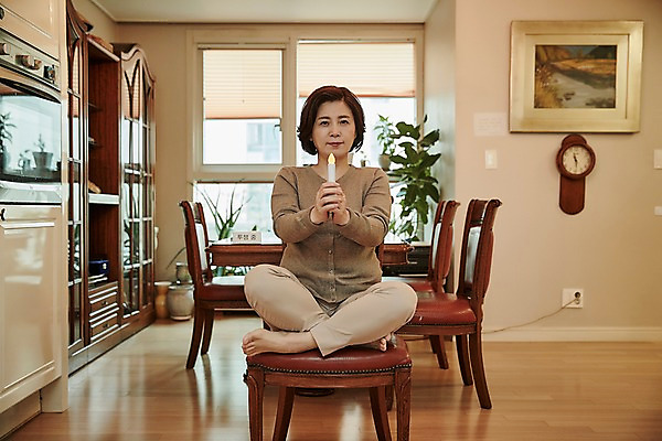 포토 JPG 전신 여자 시계 중년 50대 액자 의자 촛불 중년라이프 실내 한명 들기 앉기 앞모습 한국인 시위 파업 중년여자한명만 국내포토 1 라이프스타일 뷰포인트 가구 비즈니스 초 모션 사람 동양인 성인 내부 여자한명만 중년여자만 파일형식