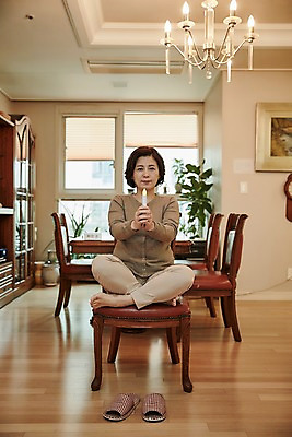 포토 JPG 전신 여자 중년 50대 의자 중년라이프 조명 슬리퍼 실내 한명 앉기 앞모습 아웃포커스 한국인 시위 파업 중년여자한명만 국내포토 1 라이프스타일 뷰포인트 가구 신발 비즈니스 모션 촬영기법 사람 동양인 성인 내부 여자한명만 중년여자만 파일형식