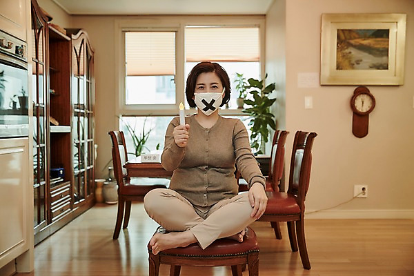 포토 JPG 전신 여자 시계 중년 50대 액자 의자 촛불 중년라이프 실내 마스크 한명 들기 앉기 앞모습 아웃포커스 한국인 금지 X 아니오 시위 파업 중년여자한명만 국내포토 1 라이프스타일 알파벳 뷰포인트 가구 비즈니스 초 모션 촬영기법 사람 동양인 성인 내부 여자한명만 중년여자만 파일형식