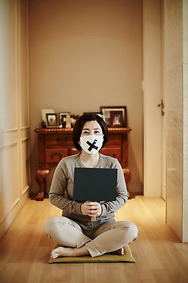 포토 JPG 전신 여자 중년 50대 액자 중년라이프 실내 마스크 한명 들기 앉기 앞모습 팻말 한국인 금지 표지판 X 아니오 시위 파업 중년여자한명만 국내포토 1 라이프스타일 알파벳 뷰포인트 비즈니스 모션 프레임 알림판 사람 동양인 성인 내부 여자한명만 중년여자만 파일형식