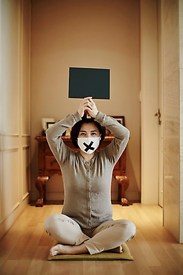 포토 JPG 전신 여자 중년 50대 중년라이프 실내 마스크 한명 들기 앉기 앞모습 아웃포커스 팻말 한국인 금지 표지판 X 아니오 시위 파업 중년여자한명만 국내포토 1 라이프스타일 알파벳 뷰포인트 비즈니스 모션 프레임 알림판 촬영기법 사람 동양인 성인 내부 여자한명만 중년여자만 파일형식