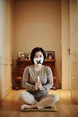 포토 JPG 전신 여자 중년 50대 액자 촛불 중년라이프 실내 마스크 한명 들기 앉기 앞모습 아웃포커스 한국인 금지 X 아니오 시위 파업 중년여자한명만 국내포토 1 라이프스타일 알파벳 뷰포인트 비즈니스 초 모션 촬영기법 사람 동양인 성인 내부 여자한명만 중년여자만 파일형식