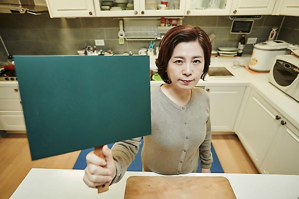 포토 JPG 여자 중년 50대 중년라이프 실내 한명 서기 들기 상반신 앞모습 주방 팻말 한국인 표지판 시위 투쟁 파업 중년여자한명만 국내포토 1 라이프스타일 뷰포인트 비즈니스 모션 프레임 알림판 사람 동양인 성인 내부 여자한명만 중년여자만 파일형식