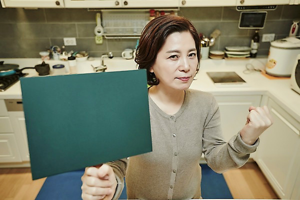 포토 JPG 여자 중년 50대 중년라이프 실내 한명 서기 미소 들기 상반신 앞모습 아웃포커스 주방 주먹 팻말 한국인 표지판 시위 투쟁 파업 중년여자한명만 국내포토 1 라이프스타일 뷰포인트 비즈니스 모션 프레임 알림판 촬영기법 표정 사람 동양인 성인 내부 여자한명만 중년여자만 파일형식