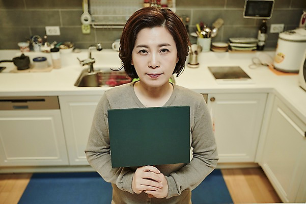 포토 JPG 여자 중년 50대 중년라이프 실내 한명 서기 들기 상반신 앞모습 아웃포커스 주방 팻말 한국인 표지판 시위 파업 중년여자한명만 국내포토 1 라이프스타일 뷰포인트 비즈니스 모션 프레임 알림판 촬영기법 사람 동양인 성인 내부 여자한명만 중년여자만 파일형식