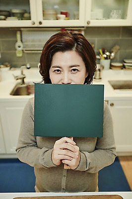 포토 JPG 여자 중년 50대 중년라이프 실내 한명 서기 들기 상반신 앞모습 아웃포커스 주방 팻말 한국인 표지판 얼굴가리기 시위 파업 중년여자한명만 국내포토 1 라이프스타일 뷰포인트 비즈니스 모션 프레임 알림판 촬영기법 사람 동양인 성인 내부 가림 여자한명만 중년여자만 파일형식