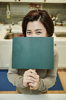 포토 JPG 여자 중년 50대 중년라이프 실내 한명 서기 들기 상반신 앞모습 아웃포커스 주방 팻말 한국인 표지판 얼굴가리기 시위 파업 중년여자한명만 국내포토 1 라이프스타일 뷰포인트 비즈니스 모션 프레임 알림판 촬영기법 사람 동양인 성인 내부 가림 여자한명만 중년여자만 파일형식