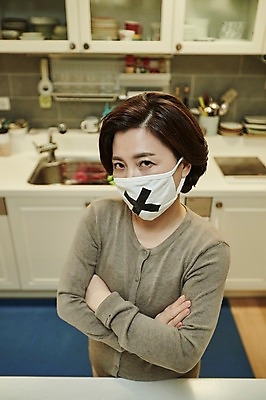 포토 JPG 여자 중년 50대 중년라이프 실내 마스크 한명 서기 상반신 앞모습 아웃포커스 팔짱 주방 한국인 금지 X 아니오 시위 파업 중년여자한명만 국내포토 1 라이프스타일 알파벳 뷰포인트 비즈니스 모션 촬영기법 사람 동양인 성인 내부 여자한명만 중년여자만 파일형식