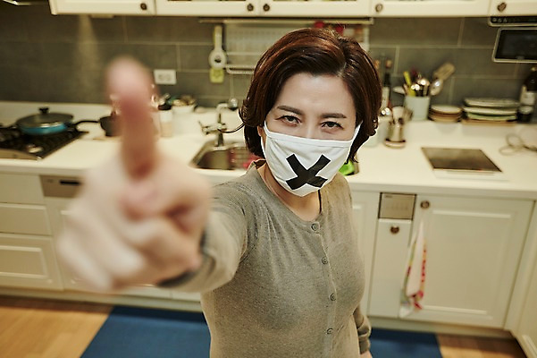 포토 JPG 여자 중년 50대 중년라이프 실내 마스크 한명 서기 상반신 앞모습 아웃포커스 한국인 금지 가리킴 X 아니오 시위 삿대질 파업 중년여자한명만 국내포토 1 라이프스타일 알파벳 뷰포인트 비즈니스 모션 촬영기법 사람 동양인 손짓 성인 내부 여자한명만 중년여자만 파일형식