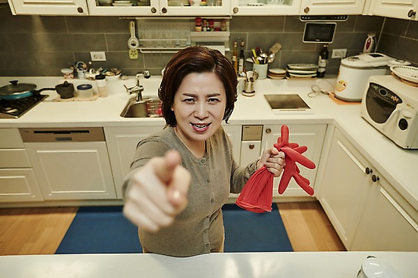 포토 JPG 여자 중년 50대 중년라이프 주방용품 실내 한명 서기 들기 상반신 앞모습 아웃포커스 주방 한국인 가리킴 고무장갑 시위 삿대질 파업 중년여자한명만 국내포토 1 라이프스타일 뷰포인트 생활용품 장갑 비즈니스 모션 촬영기법 사람 동양인 손짓 성인 내부 고무 여자한명만 중년여자만 파일형식