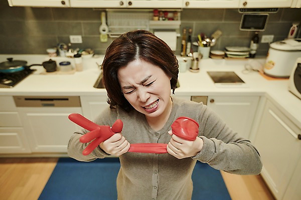 포토 JPG 여자 중년 50대 중년라이프 주방용품 실내 한명 서기 상반신 앞모습 아웃포커스 주방 한국인 분노 당기기 고무장갑 시위 파업 중년여자한명만 국내포토 1 라이프스타일 감정 뷰포인트 생활용품 장갑 비즈니스 모션 촬영기법 사람 동양인 성인 내부 고무 여자한명만 중년여자만 파일형식