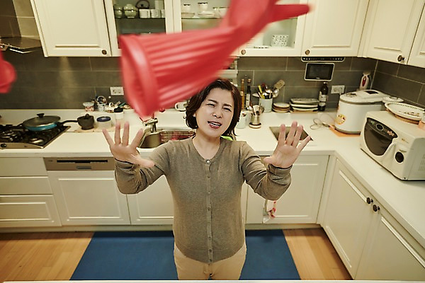 포토 JPG 여자 중년 50대 중년라이프 주방용품 실내 한명 서기 상반신 앞모습 아웃포커스 주방 한국인 분노 던지기 고무장갑 시위 파업 중년여자한명만 국내포토 1 라이프스타일 감정 뷰포인트 생활용품 장갑 비즈니스 모션 촬영기법 사람 동양인 성인 내부 고무 여자한명만 중년여자만 파일형식
