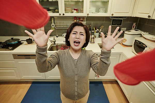 포토 JPG 여자 중년 50대 중년라이프 주방용품 실내 한명 서기 상반신 앞모습 아웃포커스 주방 한국인 분노 던지기 고무장갑 시위 파업 중년여자한명만 국내포토 1 라이프스타일 감정 뷰포인트 생활용품 장갑 비즈니스 모션 촬영기법 사람 동양인 성인 내부 고무 여자한명만 중년여자만 파일형식