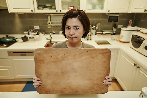 포토 JPG 여자 중년 50대 중년라이프 주방용품 도마 실내 한명 서기 들기 상반신 앞모습 아웃포커스 주방 한국인 시위 파업 중년여자한명만 국내포토 1 라이프스타일 뷰포인트 생활용품 비즈니스 모션 촬영기법 사람 동양인 성인 내부 여자한명만 중년여자만 파일형식