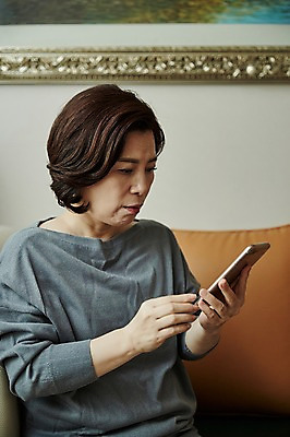 포토 JPG 응시 여자 중년 50대 거실 중년라이프 실내 한명 들기 앉기 상반신 앞모습 스마트폰 소파 한국인 범죄 보이스피싱 중년여자한명만 국내포토 1 라이프스타일 시선 뷰포인트 의자 모션 사람 동양인 성인 내부 핸드폰 스마트기기 피싱 여자한명만 중년여자만 파일형식