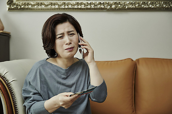 포토 JPG 여자 중년 50대 거실 중년라이프 실내 한명 들기 앉기 상반신 앞모습 스마트폰 소파 한국인 범죄 찡그림 통장 통화 보이스피싱 중년여자한명만 국내포토 1 라이프스타일 뷰포인트 의자 모션 표정 사람 동양인 성인 내부 금융 핸드폰 스마트기기 피싱 여자한명만 중년여자만 파일형식