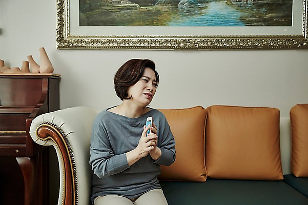 포토 JPG 응시 여자 악기 중년 50대 액자 거실 중년라이프 실내 한명 들기 앉기 상반신 앞모습 스마트폰 소파 한국인 범죄 찡그림 건반 피아노 보이스피싱 중년여자한명만 국내포토 1 라이프스타일 시선 음악 뷰포인트 의자 모션 표정 사람 동양인 성인 내부 핸드폰 스마트기기 건반악기 피싱 여자한명만 중년여자만 파일형식