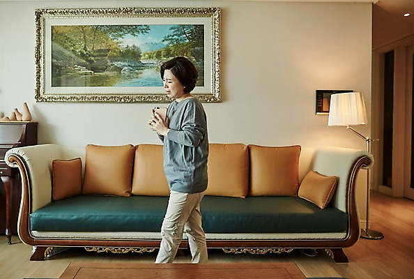 포토 JPG 여자 중년 50대 액자 거실 중년라이프 실내 한명 서기 들기 상반신 옆모습 스마트폰 소파 한국인 범죄 고민 보이스피싱 중년여자한명만 국내포토 1 라이프스타일 감정 뷰포인트 의자 모션 사람 동양인 성인 내부 핸드폰 스마트기기 피싱 여자한명만 중년여자만 파일형식