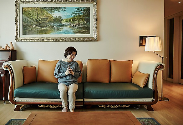 포토 JPG 응시 여자 중년 50대 액자 거실 중년라이프 실내 한명 들기 앉기 상반신 앞모습 스마트폰 소파 한국인 범죄 찡그림 고민 보이스피싱 중년여자한명만 국내포토 1 라이프스타일 시선 감정 뷰포인트 의자 모션 표정 사람 동양인 성인 내부 핸드폰 스마트기기 피싱 여자한명만 중년여자만 파일형식