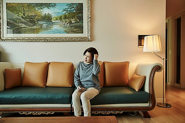 포토 JPG 여자 중년 50대 액자 거실 중년라이프 조명 실내 한명 들기 앉기 상반신 앞모습 스마트폰 소파 한국인 범죄 찡그림 고민 보이스피싱 중년여자한명만 국내포토 1 라이프스타일 감정 뷰포인트 의자 모션 표정 사람 동양인 성인 내부 핸드폰 스마트기기 피싱 여자한명만 중년여자만 파일형식