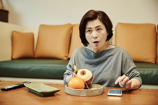 포토 JPG 응시 여자 중년 50대 거실 오렌지 과일 중년라이프 실내 한명 앉기 상반신 앞모습 아웃포커스 스마트폰 소파 한국인 사과 리모컨 중년여자한명만 국내포토 1 라이프스타일 시선 뷰포인트 의자 모션 촬영기법 사람 동양인 성인 내부 핸드폰 스마트기기 여자한명만 중년여자만 파일형식