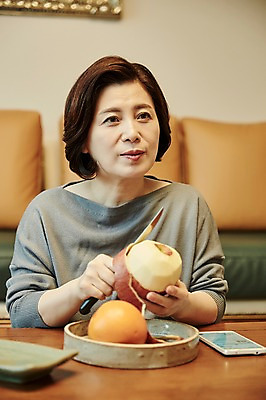 포토 JPG 응시 여자 중년 50대 거실 오렌지 과일 중년라이프 실내 한명 앉기 상반신 앞모습 아웃포커스 스마트폰 소파 한국인 배 사과 중년여자한명만 국내포토 1 라이프스타일 시선 뷰포인트 의자 모션 촬영기법 사람 동양인 성인 내부 핸드폰 스마트기기 여자한명만 중년여자만 파일형식