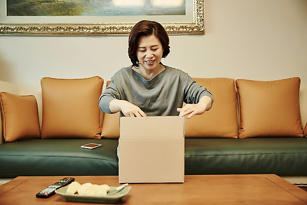 포토 JPG 응시 여자 중년 50대 거실 과일 중년라이프 실내 한명 미소 앉기 상반신 앞모습 아웃포커스 소파 한국인 리모컨 택배 택배상자 중년여자한명만 국내포토 1 라이프스타일 시선 뷰포인트 의자 모션 촬영기법 표정 사람 동양인 성인 내부 상자 운송업 여자한명만 중년여자만 파일형식