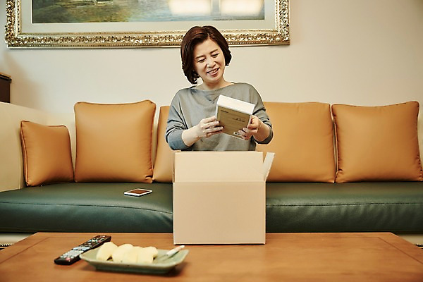 포토 JPG 응시 여자 중년 50대 거실 과일 중년라이프 실내 한명 미소 앉기 상반신 앞모습 아웃포커스 소파 한국인 리모컨 택배 택배상자 중년여자한명만 국내포토 1 라이프스타일 시선 뷰포인트 의자 모션 촬영기법 표정 사람 동양인 성인 내부 상자 운송업 여자한명만 중년여자만 파일형식