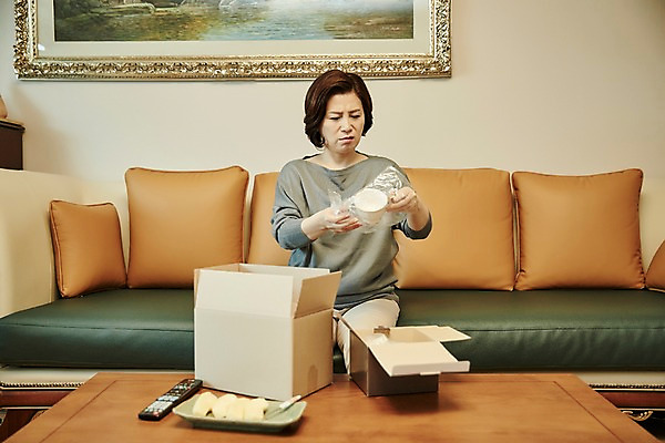 포토 JPG 여자 중년 50대 거실 과일 중년라이프 실내 한명 들기 앉기 상반신 앞모습 아웃포커스 컵 소파 한국인 리모컨 택배 택배상자 중년여자한명만 국내포토 1 라이프스타일 식기 뷰포인트 의자 모션 촬영기법 사람 동양인 성인 내부 상자 운송업 여자한명만 중년여자만 파일형식