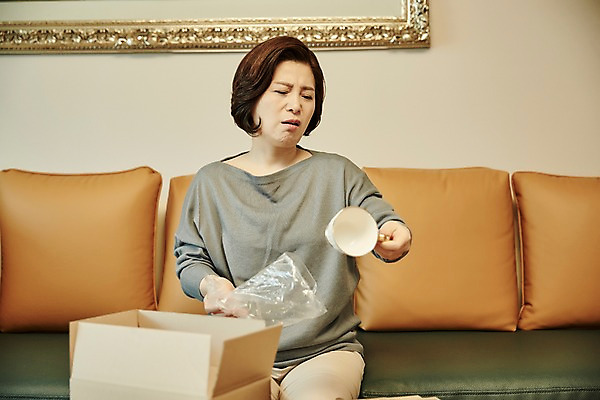 포토 JPG 응시 여자 중년 50대 거실 중년라이프 실내 한명 들기 앉기 상반신 앞모습 컵 소파 한국인 찡그림 택배 택배상자 중년여자한명만 국내포토 1 라이프스타일 식기 시선 뷰포인트 의자 모션 표정 사람 동양인 성인 내부 상자 운송업 여자한명만 중년여자만 파일형식
