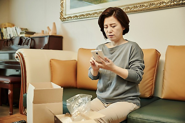 포토 JPG 응시 여자 악기 중년 50대 거실 중년라이프 실내 한명 들기 앉기 상반신 앞모습 스마트폰 소파 한국인 건반 피아노 택배 택배상자 환불 중년여자한명만 국내포토 1 라이프스타일 시선 음악 뷰포인트 의자 모션 사람 동양인 성인 내부 금융 핸드폰 스마트기기 상자 운송업 건반악기 여자한명만 중년여자만 파일형식