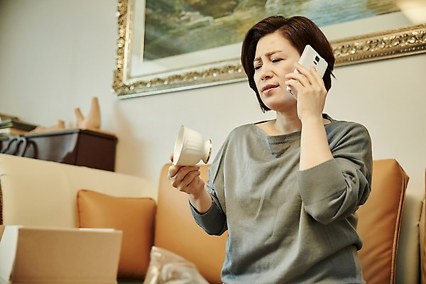 포토 JPG 여자 중년 50대 거실 중년라이프 실내 한명 들기 앉기 상반신 앞모습 아웃포커스 컵 스마트폰 소파 한국인 찡그림 택배 통화 택배상자 환불 중년여자한명만 국내포토 1 라이프스타일 식기 뷰포인트 의자 모션 촬영기법 표정 사람 동양인 성인 내부 금융 핸드폰 스마트기기 상자 운송업 여자한명만 중년여자만 파일형식