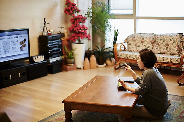 포토 JPG 응시 여자 꽃 중년 50대 거실 중년라이프 실내 한명 들기 앉기 상반신 옆모습 스마트폰 소파 텔레비전 한국인 구매 주문 홈쇼핑 중년여자한명만 국내포토 식물 1 라이프스타일 시선 뷰포인트 의자 모션 사람 동양인 성인 내부 전자제품 핸드폰 스마트기기 쇼핑 여자한명만 중년여자만 파일형식