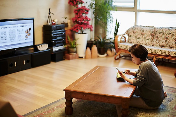 포토 JPG 응시 여자 꽃 중년 50대 거실 중년라이프 실내 한명 들기 앉기 상반신 옆모습 아웃포커스 스마트폰 소파 텔레비전 한국인 주문 홈쇼핑 중년여자한명만 국내포토 식물 1 라이프스타일 시선 뷰포인트 의자 모션 촬영기법 사람 동양인 성인 내부 전자제품 핸드폰 스마트기기 쇼핑 여자한명만 중년여자만 파일형식