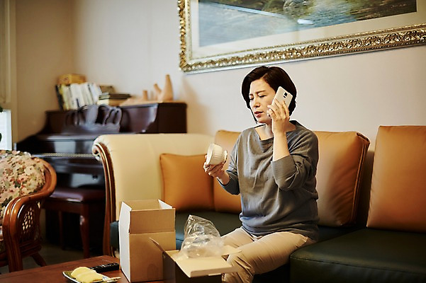 포토 JPG 응시 여자 악기 중년 50대 거실 중년라이프 실내 한명 들기 앉기 상반신 옆모습 아웃포커스 컵 스마트폰 상자 소파 한국인 건반 피아노 택배 통화 환불 중년여자한명만 국내포토 1 라이프스타일 식기 시선 음악 뷰포인트 의자 모션 촬영기법 사람 동양인 성인 내부 금융 핸드폰 스마트기기 운송업 건반악기 여자한명만 중년여자만 파일형식