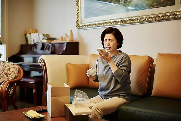 포토 JPG 여자 악기 중년 50대 거실 중년라이프 실내 한명 미소 들기 앉기 상반신 옆모습 아웃포커스 컵 상자 소파 한국인 건반 피아노 택배 환불 중년여자한명만 국내포토 1 라이프스타일 식기 음악 뷰포인트 의자 모션 촬영기법 표정 사람 동양인 성인 내부 금융 운송업 건반악기 여자한명만 중년여자만 파일형식