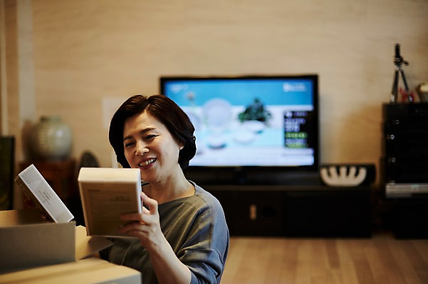 포토 JPG 응시 여자 중년 50대 거실 중년라이프 실내 한명 미소 들기 앉기 상반신 앞모습 아웃포커스 소파 텔레비전 한국인 택배 택배상자 중년여자한명만 국내포토 1 라이프스타일 시선 뷰포인트 의자 모션 촬영기법 표정 사람 동양인 성인 내부 전자제품 상자 운송업 여자한명만 중년여자만 파일형식