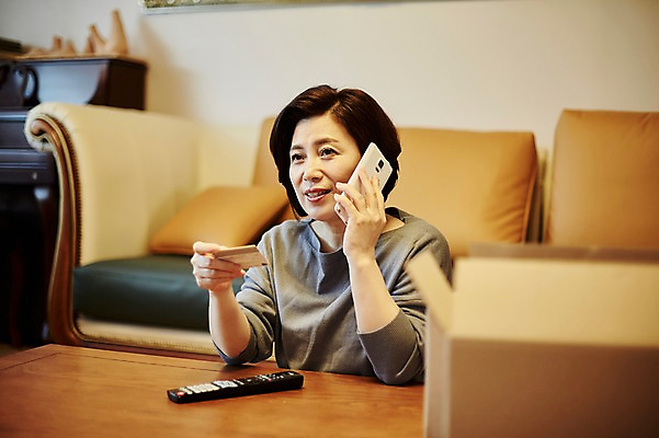 포토 JPG 여자 중년 50대 거실 중년라이프 실내 한명 미소 들기 앉기 상반신 앞모습 아웃포커스 소파 한국인 신용카드 택배 통화 주문 택배상자 중년여자한명만 국내포토 1 라이프스타일 뷰포인트 의자 모션 촬영기법 표정 사람 동양인 성인 내부 금융 상자 운송업 여자한명만 중년여자만 파일형식