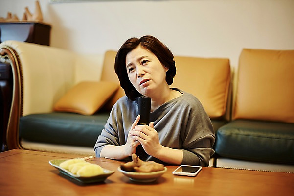 포토 JPG 응시 여자 음식 중년 50대 거실 중년라이프 실내 한명 들기 앉기 상반신 앞모습 아웃포커스 소파 한국인 리모컨 택배 택배상자 중년여자한명만 국내포토 1 라이프스타일 시선 뷰포인트 의자 모션 촬영기법 사람 동양인 성인 내부 상자 운송업 여자한명만 중년여자만 파일형식 산업 가구 인종 생활 여자만 중년만 생활용품 성인만 오브젝트