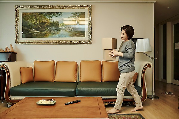 포토 JPG 전신 응시 여자 중년 50대 액자 거실 과일 중년라이프 실내 한명 서기 들기 옆모습 소파 한국인 리모컨 택배 택배상자 중년여자한명만 국내포토 1 라이프스타일 시선 뷰포인트 의자 모션 사람 동양인 성인 내부 상자 운송업 여자한명만 중년여자만 파일형식