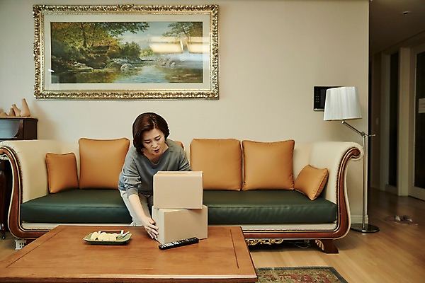 포토 JPG 응시 여자 중년 50대 액자 거실 과일 중년라이프 실내 한명 앉기 상반신 앞모습 소파 한국인 리모컨 택배 택배상자 중년여자한명만 국내포토 1 라이프스타일 시선 뷰포인트 의자 모션 사람 동양인 성인 내부 상자 운송업 여자한명만 중년여자만 파일형식