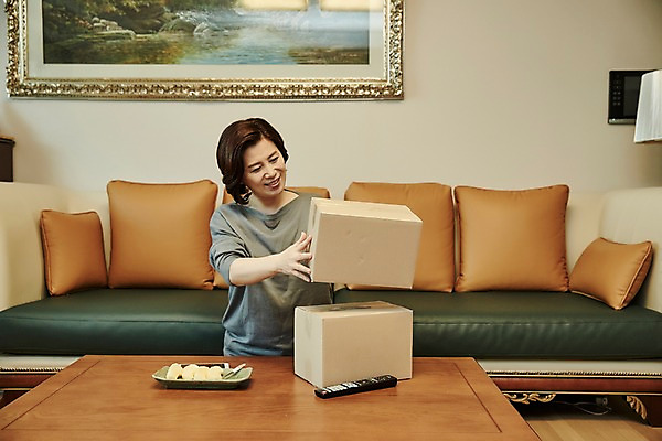 포토 JPG 응시 여자 중년 50대 거실 과일 중년라이프 실내 한명 미소 앉기 상반신 앞모습 소파 한국인 리모컨 택배 택배상자 중년여자한명만 국내포토 1 라이프스타일 시선 뷰포인트 의자 모션 표정 사람 동양인 성인 내부 상자 운송업 여자한명만 중년여자만 파일형식