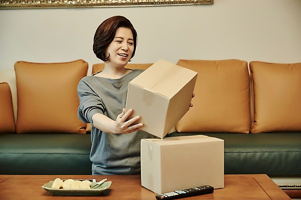 포토 JPG 응시 여자 중년 50대 거실 과일 중년라이프 실내 한명 미소 들기 앉기 상반신 앞모습 소파 한국인 리모컨 택배 택배상자 중년여자한명만 국내포토 1 라이프스타일 시선 뷰포인트 의자 모션 표정 사람 동양인 성인 내부 상자 운송업 여자한명만 중년여자만 파일형식