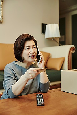 포토 JPG 응시 여자 중년 50대 거실 중년라이프 실내 한명 들기 앉기 상반신 옆모습 아웃포커스 스마트폰 소파 한국인 신용카드 택배 통화 택배상자 중년여자한명만 국내포토 1 라이프스타일 시선 뷰포인트 의자 모션 촬영기법 사람 동양인 성인 내부 금융 핸드폰 스마트기기 상자 운송업 여자한명만 중년여자만 파일형식 산업 가구 인종 생활 경제 전자제품 여자만 중년만 생활용품 성인만 오브젝트