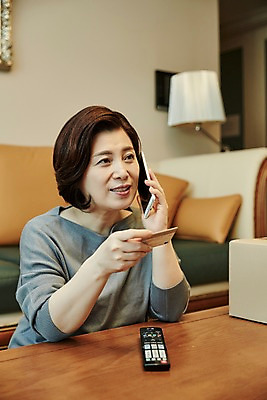 포토 JPG 응시 여자 중년 50대 거실 중년라이프 실내 한명 미소 들기 앉기 상반신 앞모습 아웃포커스 스마트폰 소파 한국인 신용카드 리모컨 택배 통화 주문 택배상자 중년여자한명만 국내포토 1 라이프스타일 시선 뷰포인트 의자 모션 촬영기법 표정 사람 동양인 성인 내부 금융 핸드폰 스마트기기 상자 운송업 여자한명만 중년여자만 파일형식